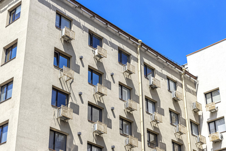 Установка кондиционера под окном